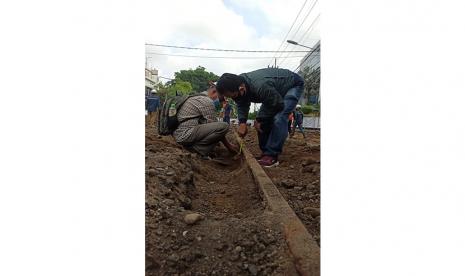 Temuan rel trem dari masa kolonial Belanda dalam proyek pembangunan Kayutangan Heritage di Kota Malang, Jawa Timur, Rabu (11/11). 