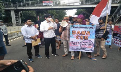 Tenaga Ahli Kantor Staf Kepresidenan (KSP), Yohanes Joko menemui Aliansi Masyarakat Anti Mafia Tambang Kabupaten Sumbawa Barat (Amanat KSB) yang berunjuk rasa pada Kamis (10/11). Massa menuntut penutupan pertambangan PT Amman Mineral Nusa Tenggara.