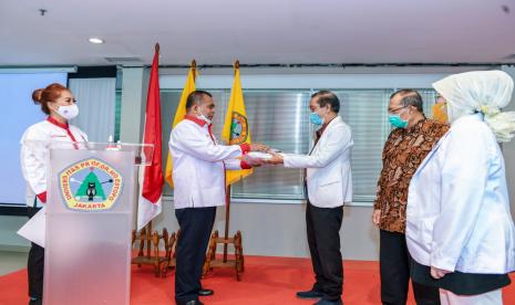 Tenaga Ahli Menteri (TAM) Kemenpora, Paiman Raharjo dan Farida Feoh, menyerahkan bantuan Alat Pelindung Diri (APD) di Gedung Serba Guna F.X. Soeseko Moestopo, Rumah Sakit Gigi dan Mulut (RSGM), Fakultas Kedokteean Gigi (FKG), Universitas Prof Dr Moestopo (Beragama), Jakarta Selatan, Kamis (25/6). 