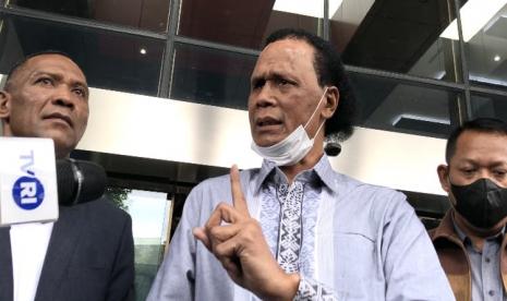 Tenaga ahli Perumda Pasar Jaya, Rosario de Marshall alias Hercules usai menjalani pemeriksaam sebagai saksi di Gedung Merah Putih KPK, Jakarta Selatan, Kamis (19/1/2023) terkait kasus dugaan suap penanganan perkara di Mahkamah Agung (MA).