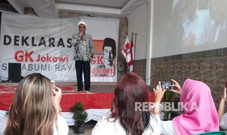 Tenaga Ahli Utama Kantor Staf Kepresidenan Ahli Mochtar Ngabalin menghadiri deklarasi relawan Galang Kemajuan Jokowi di Kota Sukabumi Jawa Barat Ahad (26/8).