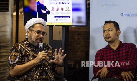 Pengamat Terorisme UI Ridlwan Habib (kanan)