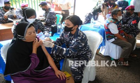 Tenaga kesehatan dari TNI AL menyuntikkan vaksin COVID-19 pada seorang warga saat Serbuan Vaksinasi Peduli TNI AL di Kecamatan Cijeruk, Kabupaten Bogor, Jawa Barat, Rabu (27/10/2021). Serbuan Vaksinasi Peduli TNI AL tersebut merupakan salah satu implementasi pengabdian TNI yang secara langsung menyentuh masyarakat dan memberikan dampak positif bagi kesehatan rakyat Indonesia terutama di wilayah aglomerasi Bogor dan Tangerang.