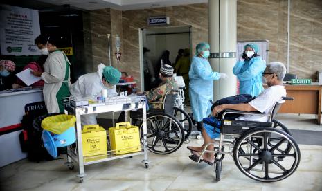 Tenaga kesehatan melakukan screening pasien sebelum dipindahkan ke Instalasi Gawat Darurat di Rumah Sakit Umum Daerah (RSUD) Chasbullah Abdulmajid, Kota Bekasi, Jawa Barat. Pemerintah pusat menyebut angka keterisian RS secara nasional saat ini meningkat namun masih terkendali. (ilustrasi)