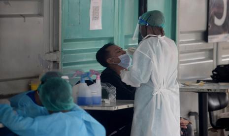 Tenaga kesehatan melakukan tes swab COVID-19 terhadap warga di GSI Lab (Genomik Solidaritas Indonesia), Cilandak, Jakarta.