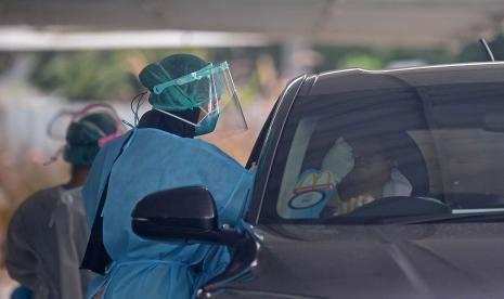 Tenaga kesehatan melakukan tes swab COVID-19 terhadap warga di GSI Lab (Genomik Solidaritas Indonesia), Cilandak, Jakarta.