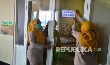 Tenaga kesehatan melepas stiker tulisan ruang isolasi di ruangan bekas isolasi pasien COVID-19 di Rumah Sakit Aisyiyah, Kudus, Jawa Tengah, Kamis (26/8/2021). Rumah sakit setempat menutup ruang isolasi untuk pasien COVID-19 menyusul turunnya angka kasus COVID-19 di wilayah itu, sementara jumlah kasus terkonfirmasi positif COVID-19 per 26/8/2021 sebanyak 29 orang, lima orang diantaranya dirawat dan 24 orang isolasi mandiri. 