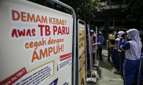 Tenaga kesehatan memberikan informasi tentang penyakit Tuberkulosis (TBC) kepada siswa saat penyuluhan di SMPN 4 Kota Tangerang, Banten, Kamis (24/3/2022). Kementerian Kesehatan RI melakukan pelacakan kasus aktif tuberkulosis (TBC) hingga ke rumah-rumah penduduk untuk mencari orang yang bergejala. 