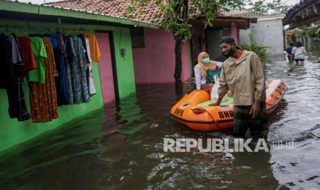 Tenaga kesehatan mendistribusikan obat-obatan bagi warga terdampak banjir di lokasi pengungsian, Mushola Al Hikmah Tirto, Pekalongan, Jawa Tengah, Senin (7/2/2022). Dinas Kesehatan setempat memberikan pelayanan pemeriksaan dan pengobatan gratis bagi warga terdampak banjir Pekalongan di tiga tempat pengungsian dengan total pengungsi sebanyak 171 orang. 