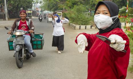 Tenaga kesehatan mengarahkan pengendara motor untuk tes cepat (rapid test) Antigen Covid-19 secara gratis di Kantor Kalurahan Karangpawitan, Karawang, Jawa Barat, beberapa waktu lalu.