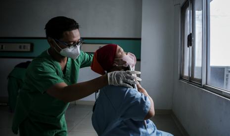 Tenaga kesehatan mengatur tubuh pasien saat akan dilakukan rontgen thorax di RSUD Kota Tangerang, Banten.