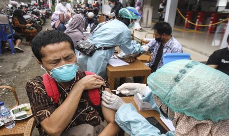 Tenaga kesehatan menyuntikan vaksin COVID-19 kepada warga di Stasiun Depok Lama, Depok, Jawa Barat, Kamis (24/2/2022). Menurut data Kementerian Kesehatan penerima vaksin COVID-19 dosis kedua di Indonesia mencapai 141.806.330 orang per 23 Februari 2022.