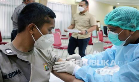 Tenaga kesehatan menyuntikkan vaksin COVID-19 dosis ketiga kepada anggota polisi saat vaksinasi booster COVID-19 di Polres Metro Tangerang Kota, Tangerang, Banten, Kamis (20/1/2022). Sebanyak 850 anggota polisi dan ASN di lingkungan Polres Metro Tangerang Kota mengikuti vaksinasi booster atau dosis ketiga.