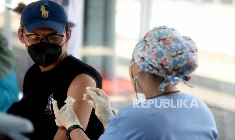 Tenaga kesehatan menyuntikkan vaksin COVID-19 kepada warga di Stasiun Jakarta Kota, Jakarta, Rabu (28/7). KAI Commuter menambah lokasi vaksinasi Covid-19 bagi penumpang KRL dan masyarakat umum yaitu di Stasiun Jakarta Kota dan Stasiun Rangkasbitung dengan masing-masing menyediakan 200 dosis vaksin sebagai upaya mendukung pemerintah menekan penyebaran Covid-19.