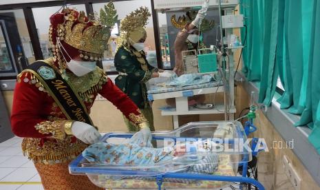 Tenaga kesehatan (nakes) yang mengenakan pakaian adat nusantara usai apel pagi memperingati HUT ke-104 RSUD dr. Iskak Tulungagung memeriksa kondisi bayi di ruang perawatan khusus bayi baru lahir di Tulungagung, Jawa Timur, Selasa (30/11/2021). Penggunaan pakaian adat nusantara itu bertujuan menumbuhkan rasa cinta Tanah Air dan budaya Indonesia. 