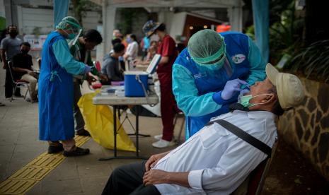 Tenaga kesehatan Puskesmas Kecamatan Menteng melakukan tes usap antigen dan PCR di terowongan Kendal, Menteng, Jakarta Pusat.