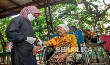 Tenaga medis memeriksa kesehatan lansia yang mengalami kondisi disabilitas sebelum menyuntikkan vaksin COVID-19 di Kampung Duren, Klari, Karawang, Jawa Barat, Rabu (8/9/2021). Pemerintah Provinsi Jawa Barat mencatat per 22 Agustus 2021 sebanyak 6.000 penyandang disabilitas sudah mendapatkan vaksin COVID-19 dan menargetkan sasaran vaksinasi COVID-19 untuk penyandang disabilitas mencapai 121.648 orang.