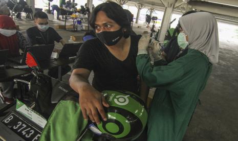 Tenaga medis menyuntikan vaksin COVID-19 kepada pengendara ojek daring di Sentra Vaksinasi, RSUI, Depok, Jawa Barat, Rabu (2/6/2021). Gojek dan Grab berkerja sama dengan Rumah Sakit Universitas Indonesia (RSUI) yang didukung oleh Pemerintah Kota Depok menggelar vaksinasi untuk mitra pengemudi ojek daring dengan target 640 orang selama dua hari.