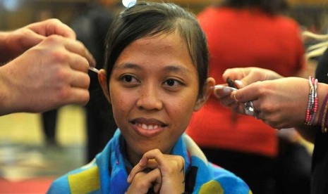 Tenaga medis yang tergabung dalam Yayasan Pendengaran Starkey (Starkey Hearing Foundation) memasang alat bantu dengar kepada penyandang disabilitas rungu wicara (Dok). Alat implan koklea yang diperlukan untuk bayi lahir tuli berat belum disediakan pemerintah maupun Badan Penyelenggara Jaminan Sosial (BPJS). 