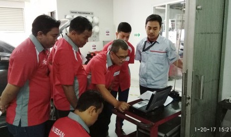 Tenaga pendidik melihat sistem teknologi Nissan