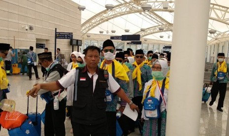 Tenaga pendukung PPIH Arab Saudi mengarahkan jamaah di Bandara Amir Muhammad bin Abdulaziz, Madinah, Sabtu (21/7).