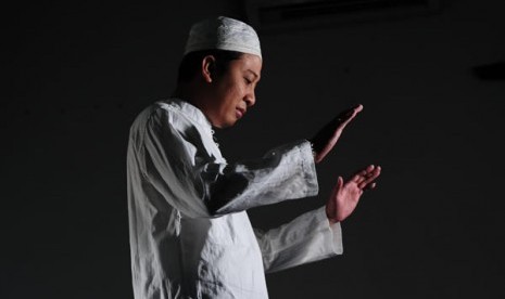 Takbiratul ihram mempunyai kedudukan penting dalam sholat. Ilustrasi takbiratul ihram 