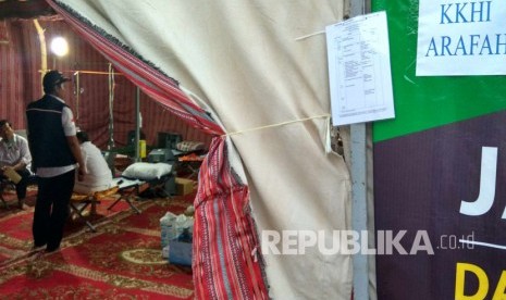   Tenda klinik kesehatan haji indonesia (KKHI) di Arafah. (Republika/ Amin Madani)