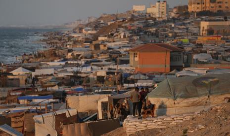 Tenda-tenda berdesakan saat warga Palestina yang mengungsi berkemah di sepanjang pantai Deir Al Balah, Jalur Gaza tengah, Rabu, 9 Oktober 2024.