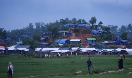 Tenda-tenda pengungsi Rohingya berdiri di atas bukit di wilayah Ukhia, Cox Bazar, Bangladesh, Kamis (28/9). 