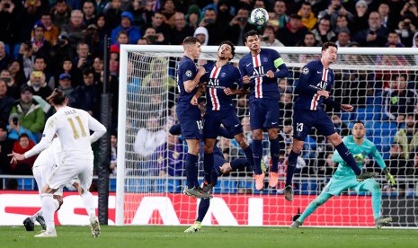 Tendangan bebas Bale nyaris berbuah gol, mengenai tiang, pada laga Real Madrid vs PSG di Santiago Bernabue, Rabu (27/11) dini hari WIB.