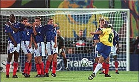 Tendangan pisang pemain Brasil Roberto Carlos yang menjebol gawang Prancis di Tournoi de France 3 Juni 1997 silam.