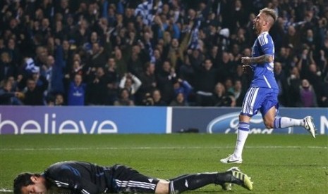 Tendangan Raul Meireles mengubur harapan penjaga gawang Benfica, Artur dalam laga Liga Champions di Stadion Stamford Bridge, London, Kamis dini hari (5/4).  (Foto : Matt Dunham/AP)