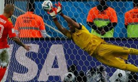 Tendangan Wesley Sneijder mampu ditepis kiper Sergio Romero.