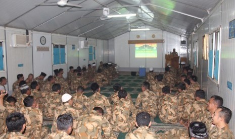 Tengah berada di pedalaman Afrika, prajurit TNI yang tergabung dalam Satgas Kizi TNI Kontingen Garuda XXXVII-C/Minusca (Multi-Dimensional Integrated Stabilization Mission in Central African Republic) memperingati maulid Nabi Muhammad SAW pada Rabu malam (1