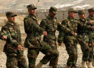  Tentara Afghanistan tengah latihan baris-berbaris.