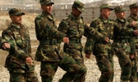  Tentara Afghanistan tengah latihan baris-berbaris.