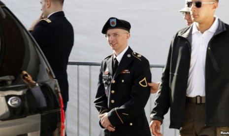 Tentara Amerika Bradley Manning (tengah) dalam pengawalan ketat saat meninggalkan pengadilan di Fort Meade, Maryland.