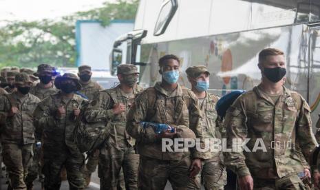 Tentara Amerika (US Army) berjalan menuju bus setibanya di Bandara International Sultan Mahmud Baddarudin (SMB) II Palembang, Sumatera Selatan, Sabtu (24/7/2021). Sebanyak 330 orang Tentara Amerika (US Army) tiba di Palembang dengan menerapkan protokol kesehatan yang ketat, kedatangan tersebut merupakan gelombang pertama pasukan yang akan mengikuti Latihan Bersama Garuda Shield ke 15/2021 di Pusat Latihan Tempur (Puslatpur) TNI AD di Baturaja, OKU, Sumatera Selatan, 1 -14 Agustus 2021.