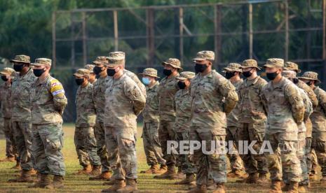 Prajurit Amerika Serikat Fairchild tertegun dengan kebudayaan bangsa Indonesia. Tentara Amerika (US Army). 