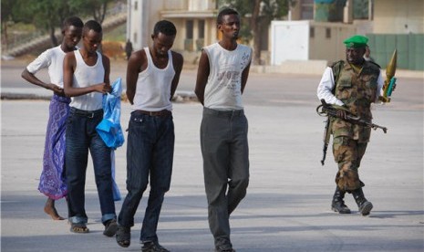 Tentara AMISOM menangkap empat orang yang diduga anggota Al Shabaab di Stadion Mogadishu, Somalia, Kamis (22/3).