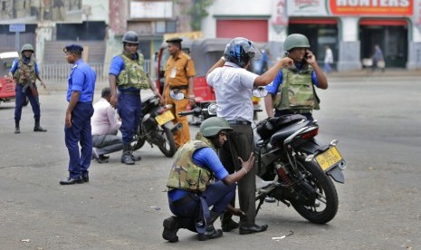 Tentara Angkatan Laut Sri Lanka melakukan pemeriksaan keamanan terhadap pengendara motor di Kolombo, Sri Lanka, Kamis (25/4).