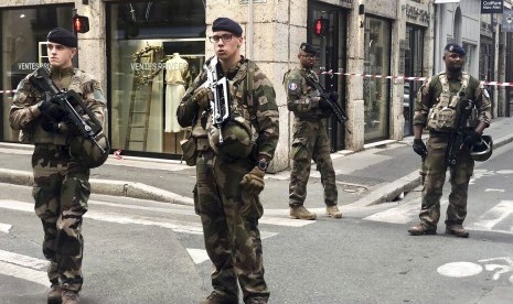 Tentara antiteroris Prancis mengamankan lokasi serangan bom di Lyon, Jumat (24/5).