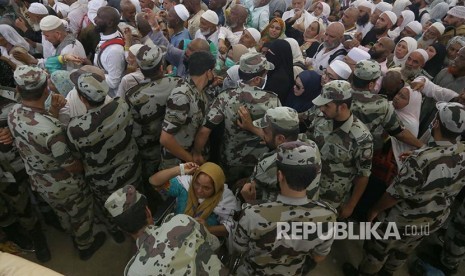 Tentara Arab Saudi mengamankan lokasi pelemparan jumrah oleh jamaah haji di Jamarat, Mina, Selasa (13/8). 