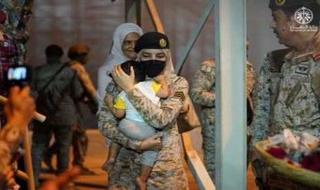 Tentara Arab Saudi menggendong bayi laki-laki yang dievakuasi dari Sudan di Pelabuhan Islam Jeddah, Senin (24/4/2023). Saudi Bantu WNA Keluar dari Sudan, Dubes: Ini Evakuasi Laut Terbesar