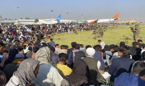 Warga Afghanistan di bandara Kabul (ilustrasi)