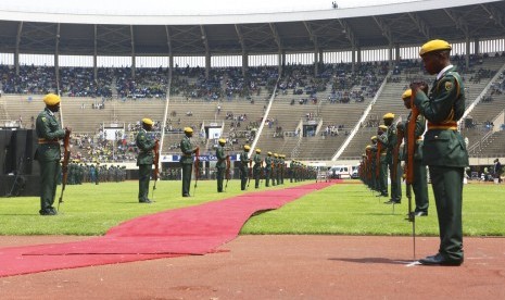 Tentara berbaris menyambut peti jenazah mantan presiden Zimbabwe Robert Mugabe dalam upacara pemakaman di stadion National Sportsdi Harare, Zimbabwe, Sabtu (14/9).