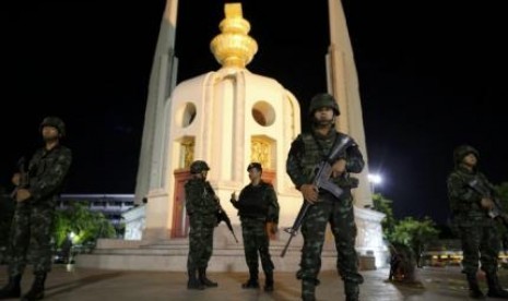 Tentara berjaga-jaga usai penetapan kudeta militer di Bangkok, Thailand.