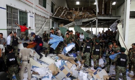 Tentara dan regu penyelamat melakukan pencarian korban rubuhnya gedung pabrik sepatu di distrik Kong Pisei, provinsi Kampong Speu, 50 kilometer sebelah barat ibukota Phnom Penh, Kamboja, Kamis  (16/5).