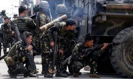 Tentara Filipina berlindung dibalik tank dalam pertempuran sengit dengan pemberontak di Kota Zamboanga