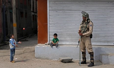  Tentara India berjaga di sebuah pasar yang tutup di Srinagar, Jumat (2/5).